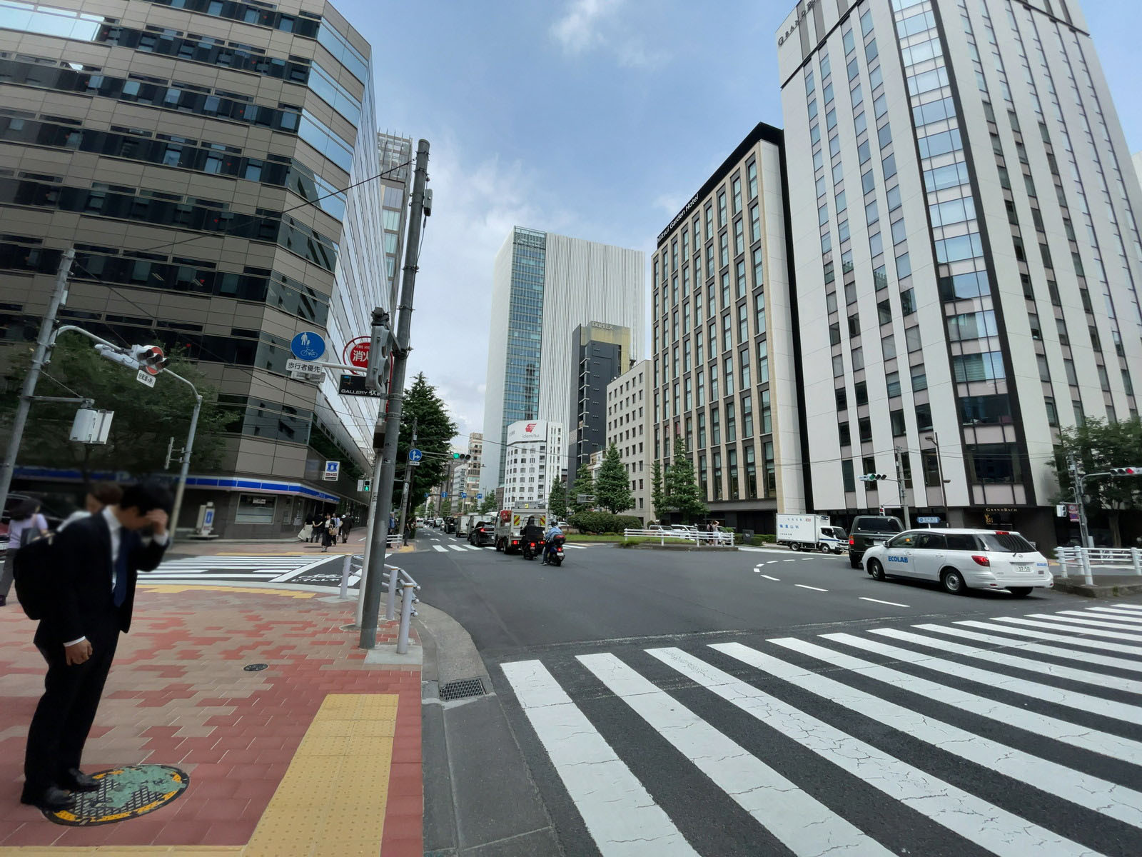 東武銀座第1ビル前面の通り
