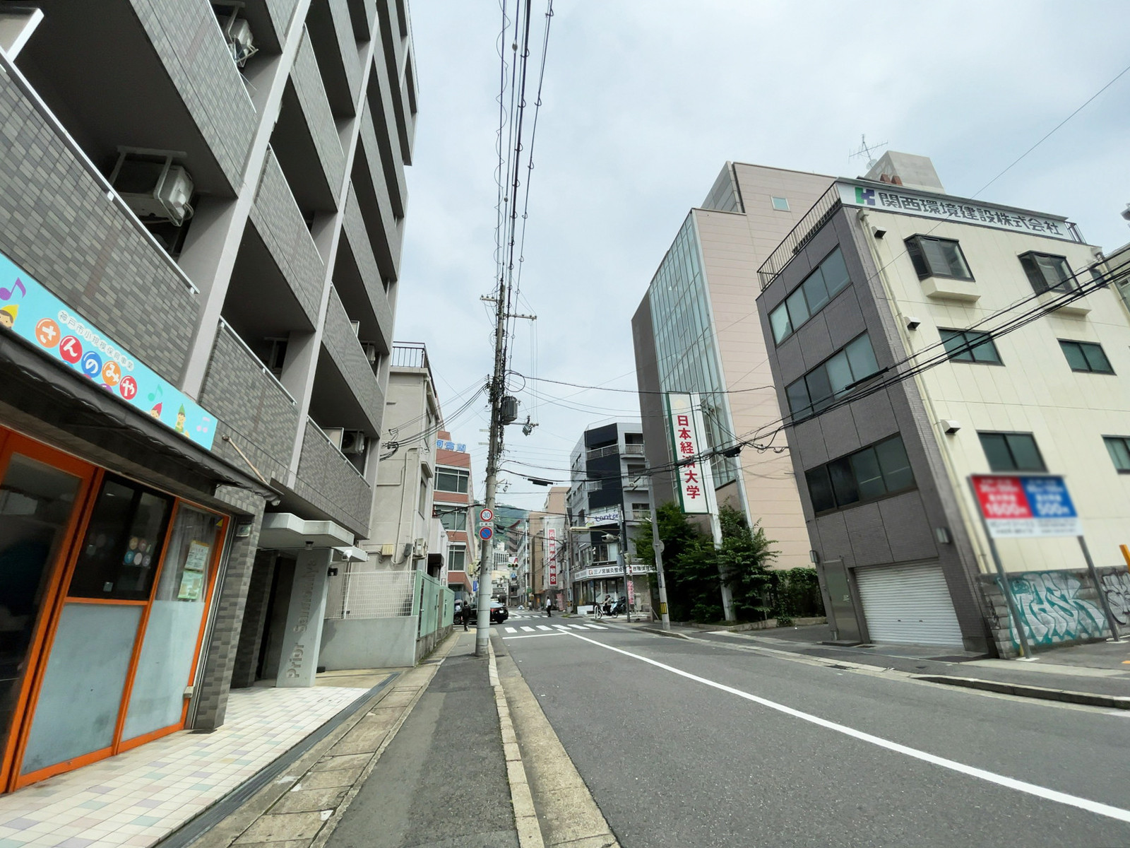 セキビル前面の通り