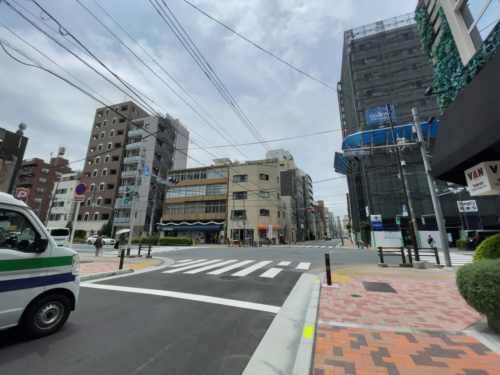 KUGAビル前面の通り
