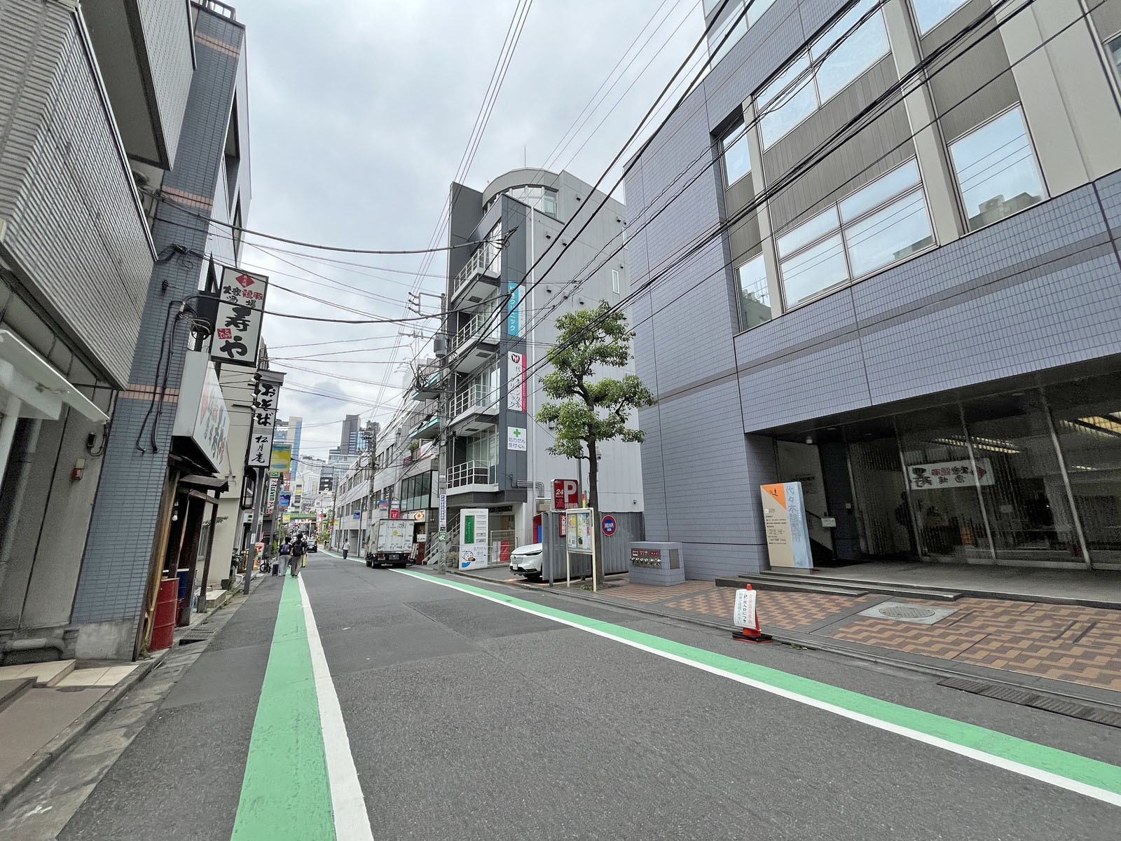 代々木TRビル前面通り