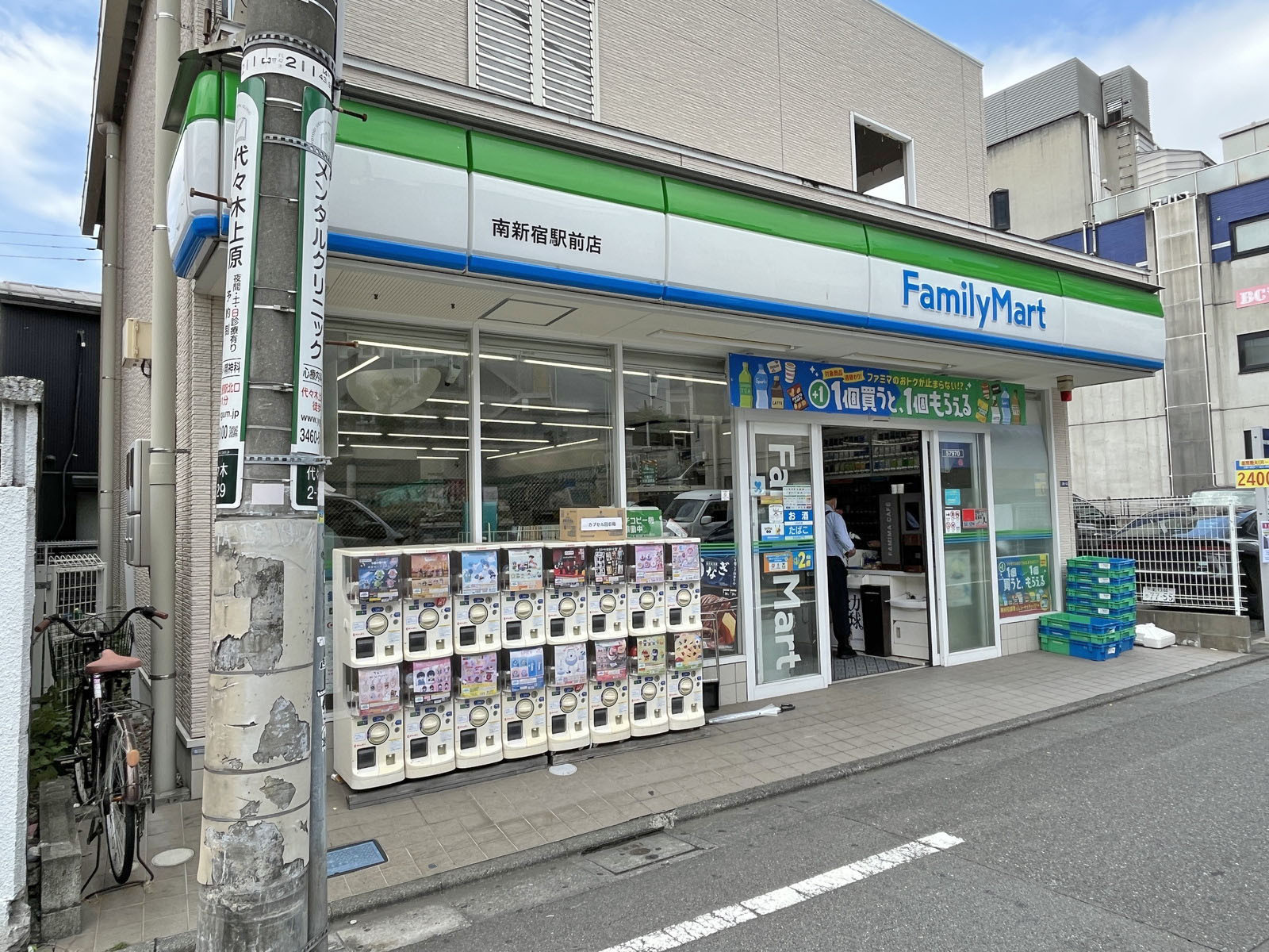 徒歩1分のファミリーマート 南新宿駅前店