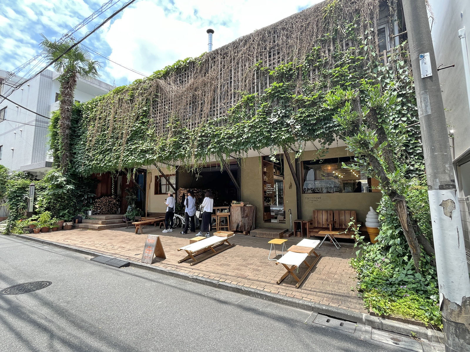 徒歩5分のFarmMart&Friends