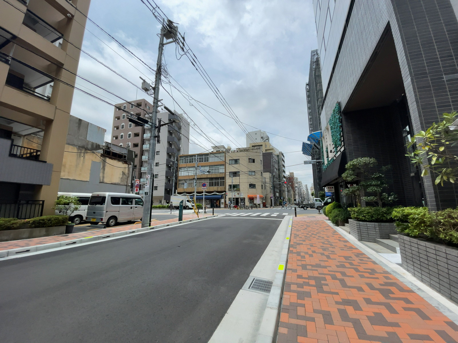 蔵前イシイビル前面の通り