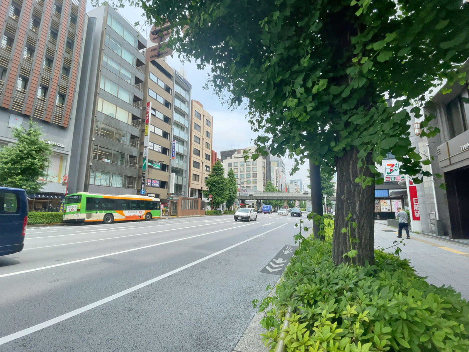 ツイントラス2ビル前面の通り