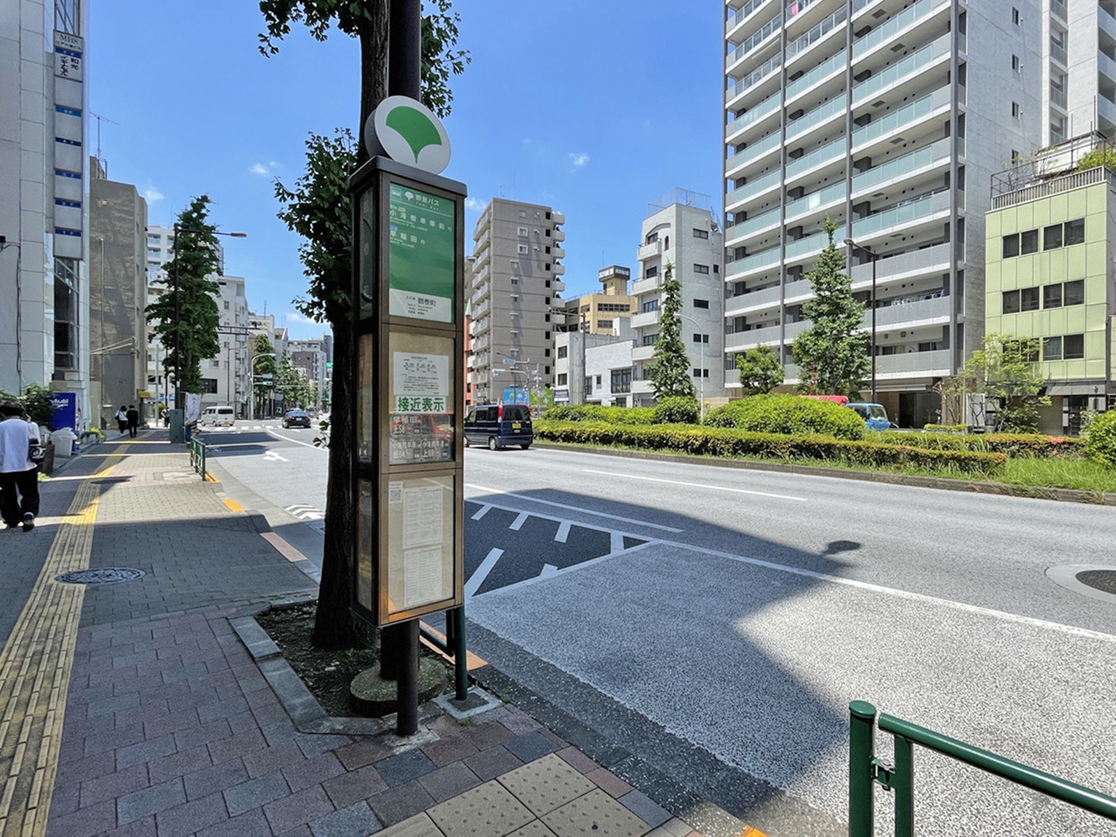 近くのバス停「鶴巻町」