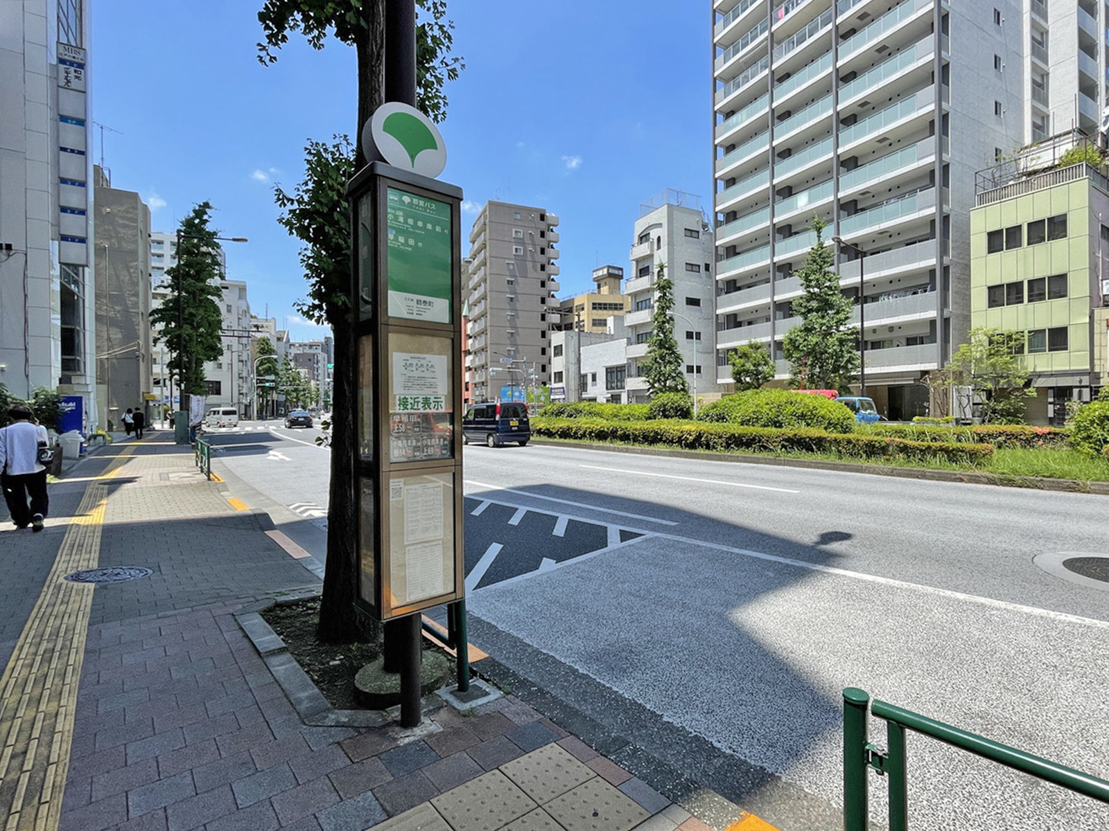 近くのバス停「鶴巻町」