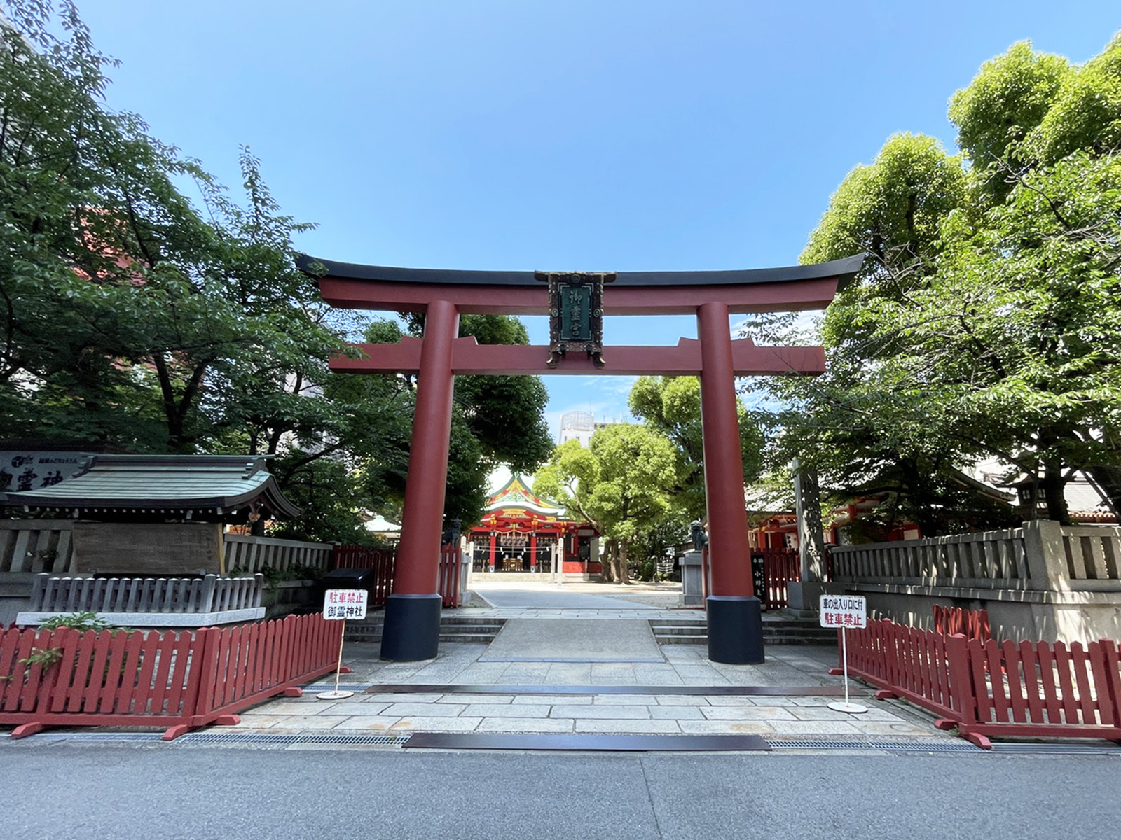 徒歩1分の御霊神社