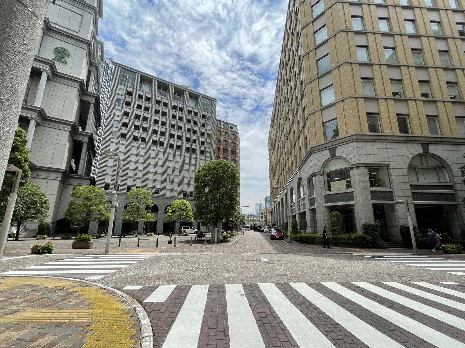 汐留ファースト前面の通り