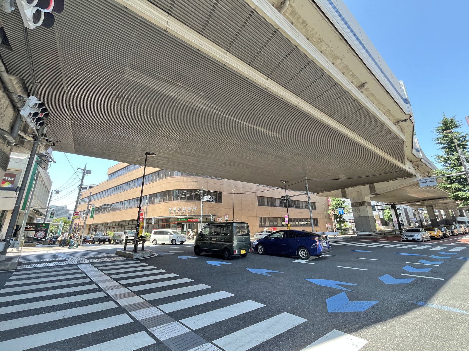 ISM三軒茶屋ビル前面の玉川通り