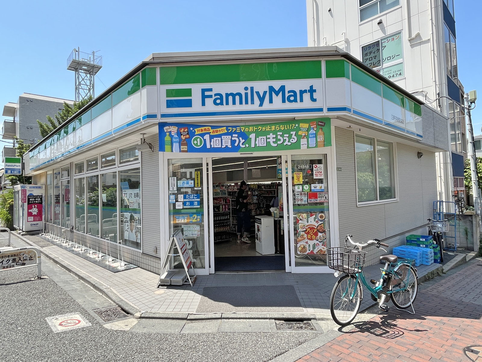 徒歩2分のファミリーマート 三軒茶屋駅前店