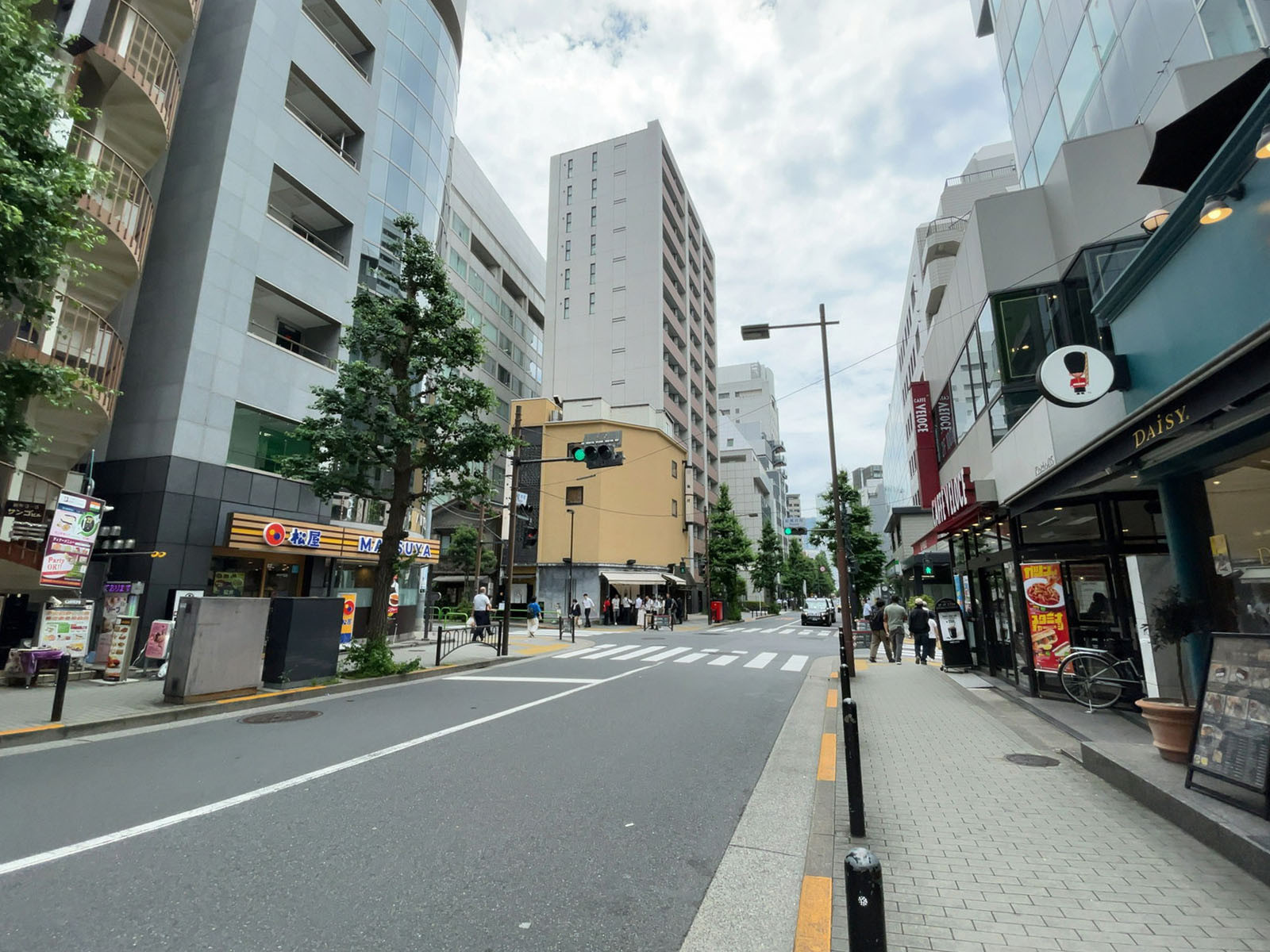 紅谷ビル前面の通り