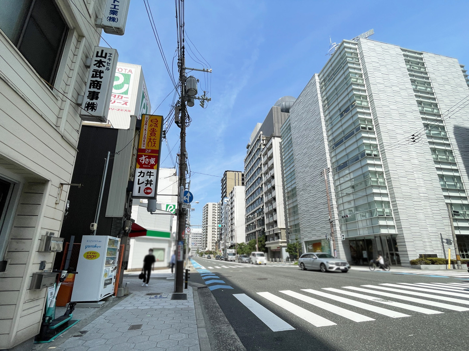 ワイダ本町ビル前面の通り