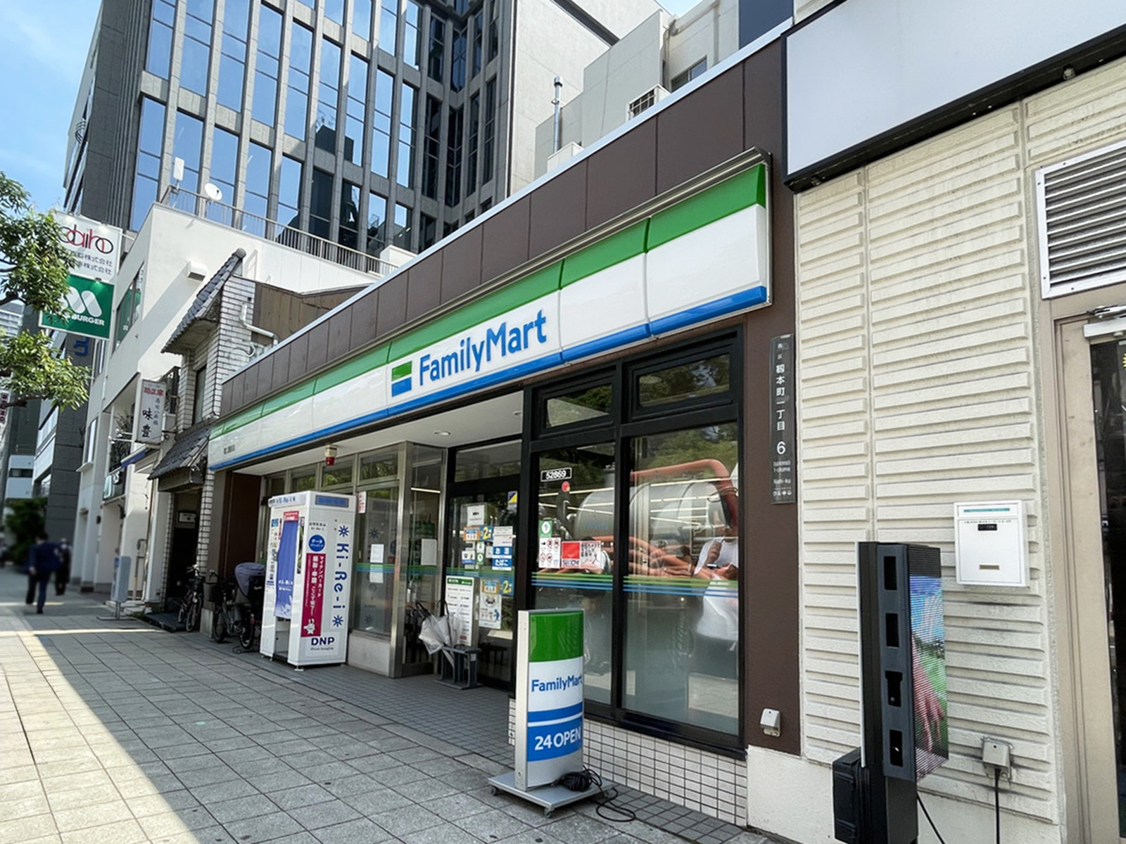 同じ通りにあるファミリーマート 靱公園前店