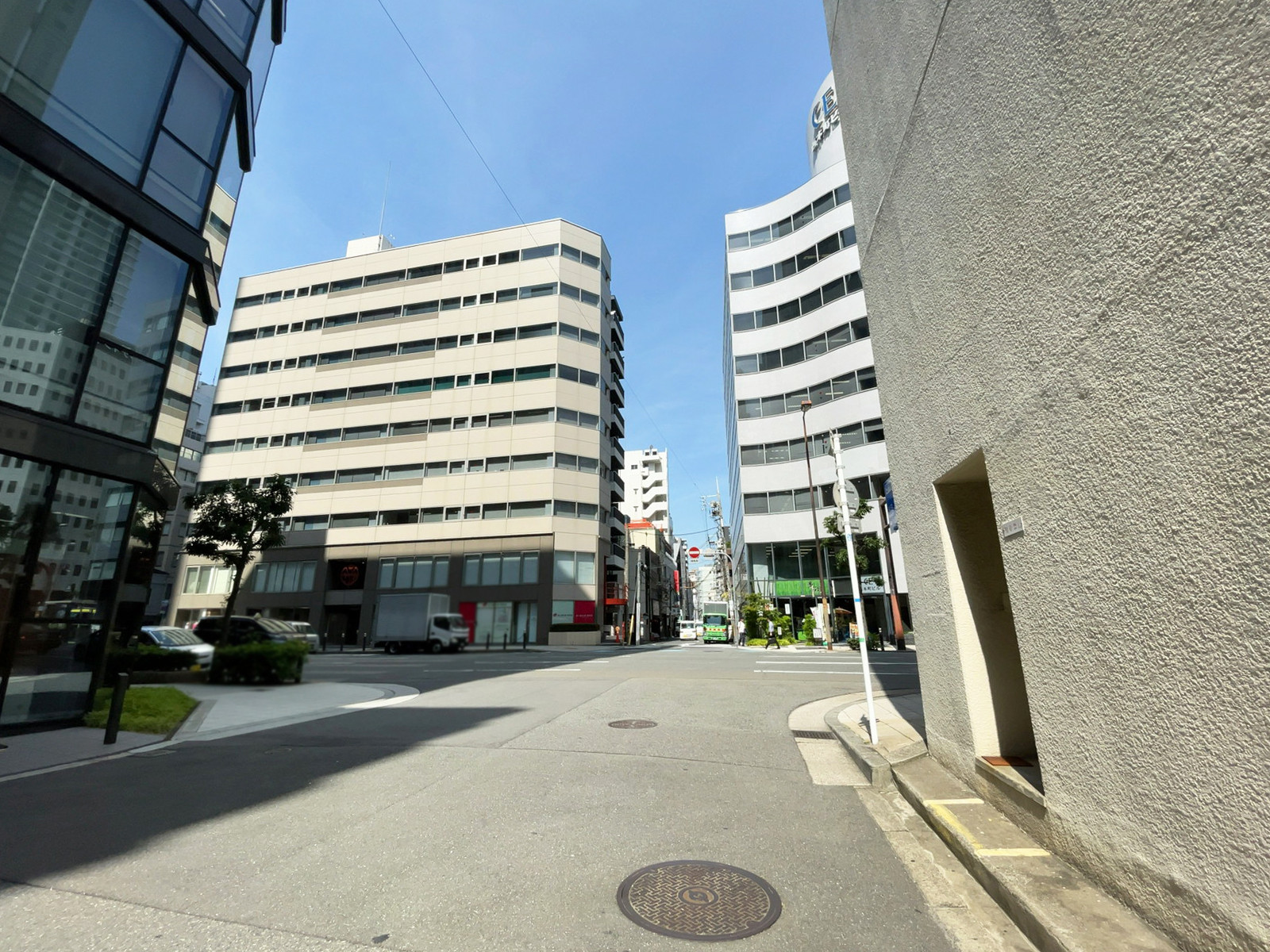 大阪建大ビル前面の通り
