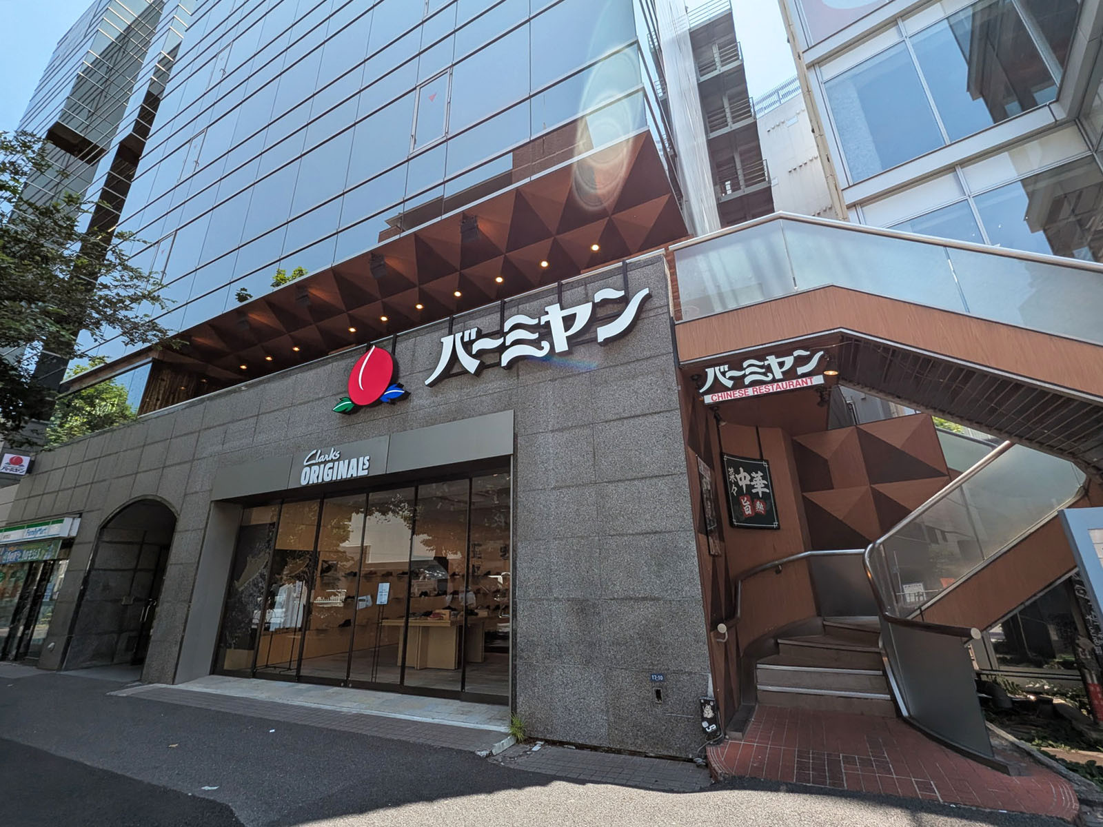 徒歩2分のバーミヤン神宮前店
