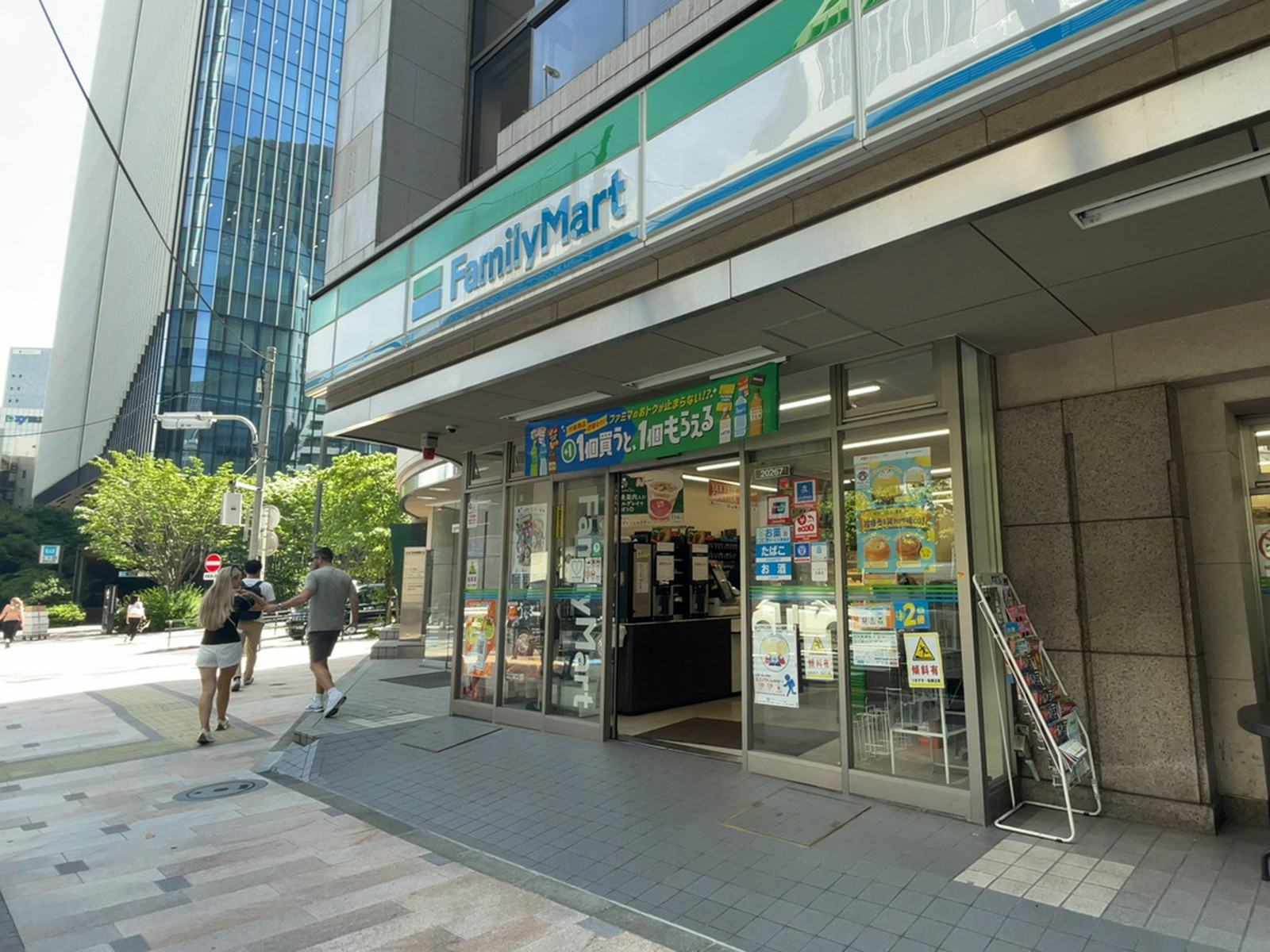 徒歩1分のファミリーマート 赤坂1丁目店