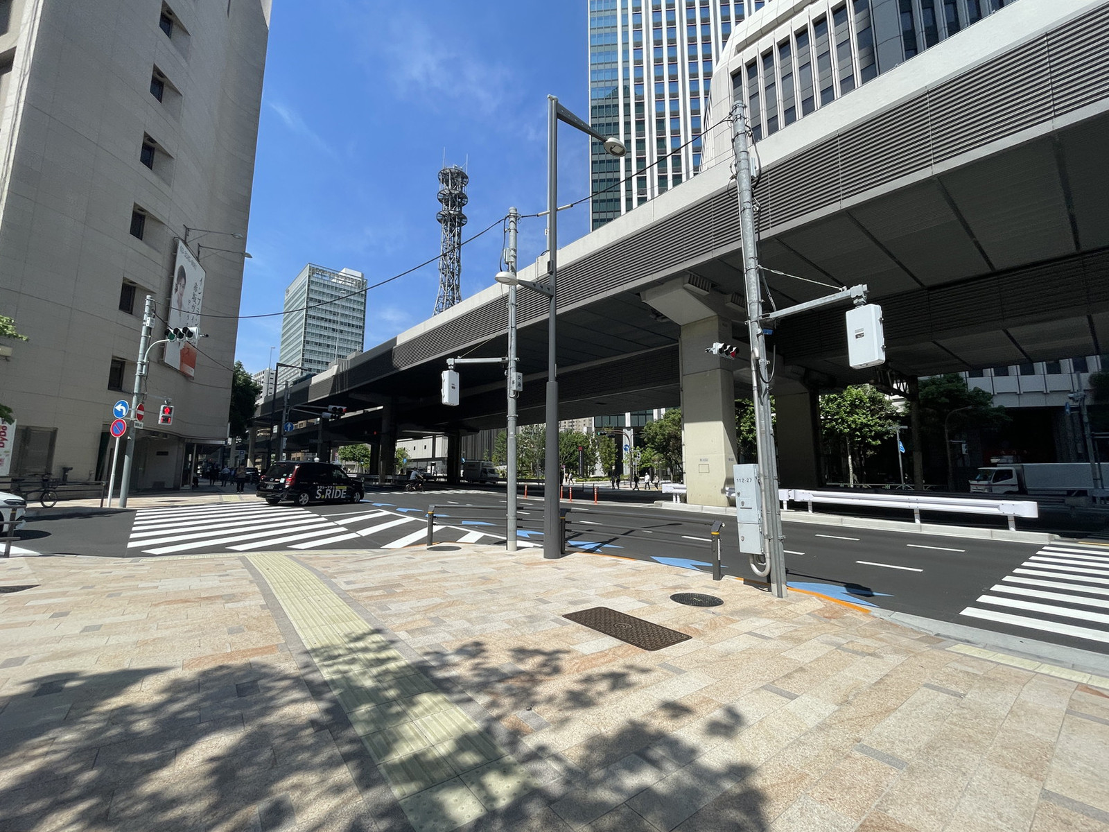 AKASAKA ENOKI-ZAKA BUILDING前面の通り