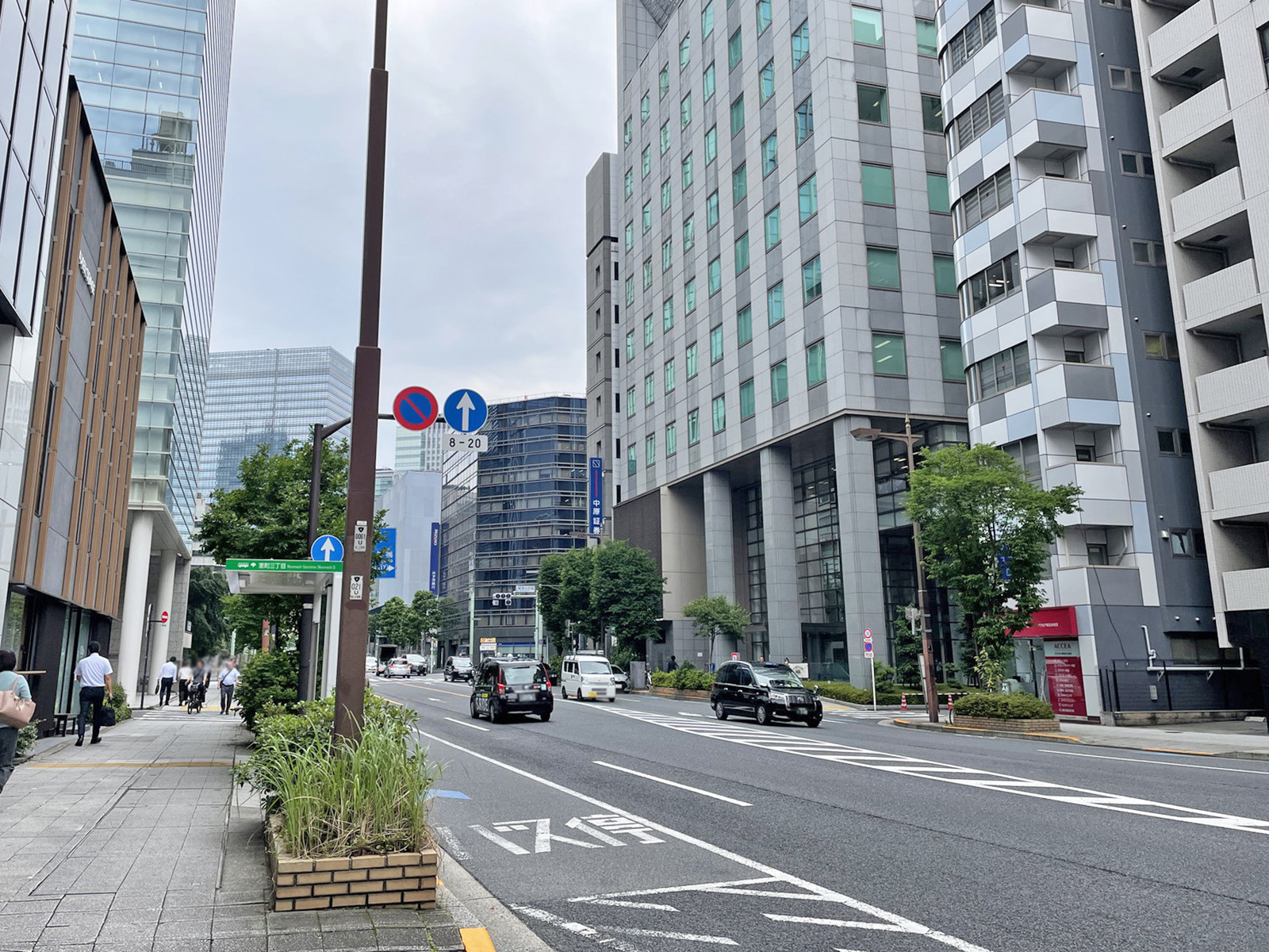日本橋秋山ビル前面の通り