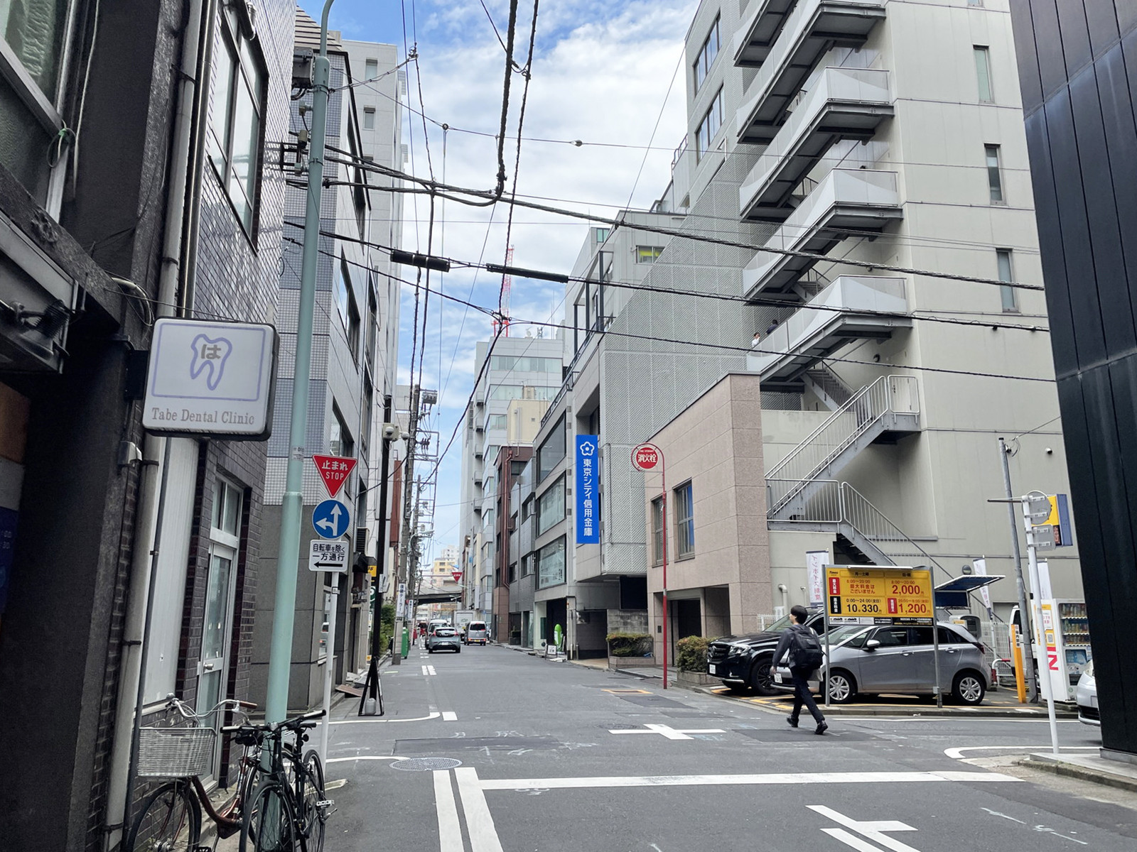 周方社ビル前面の按針通り