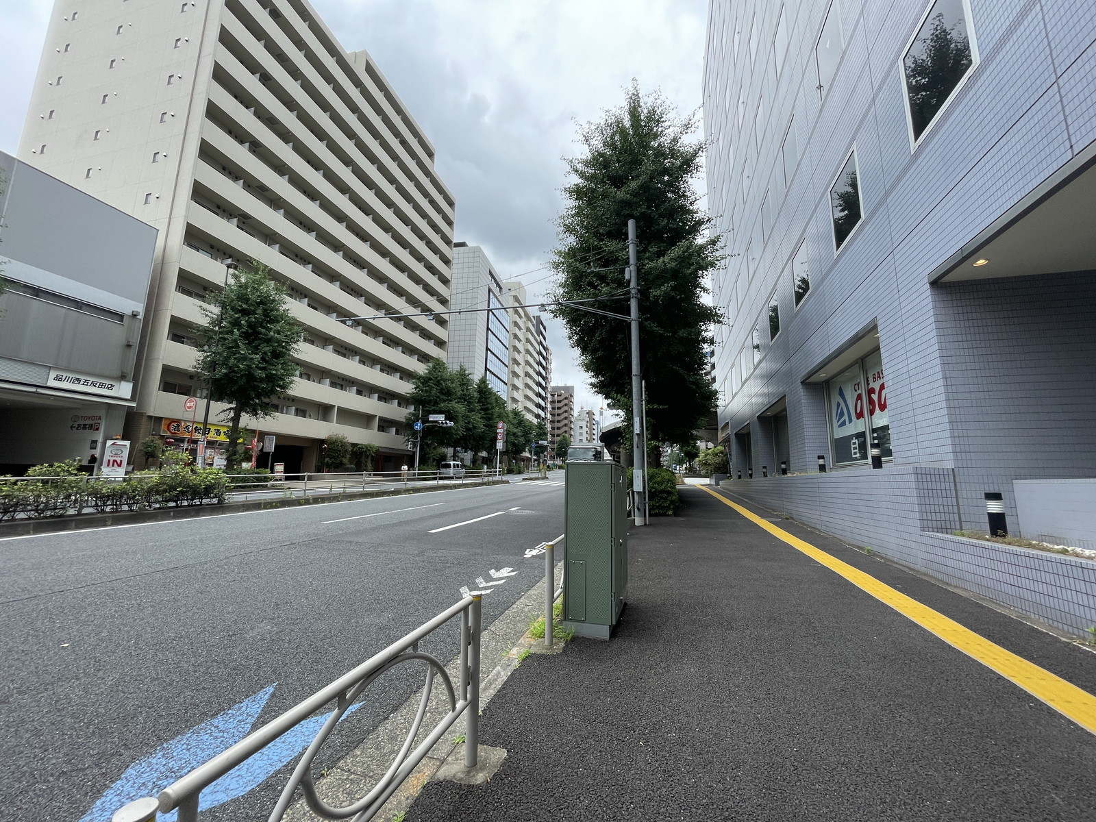 五反田フラットアイアンビル前面の通り
