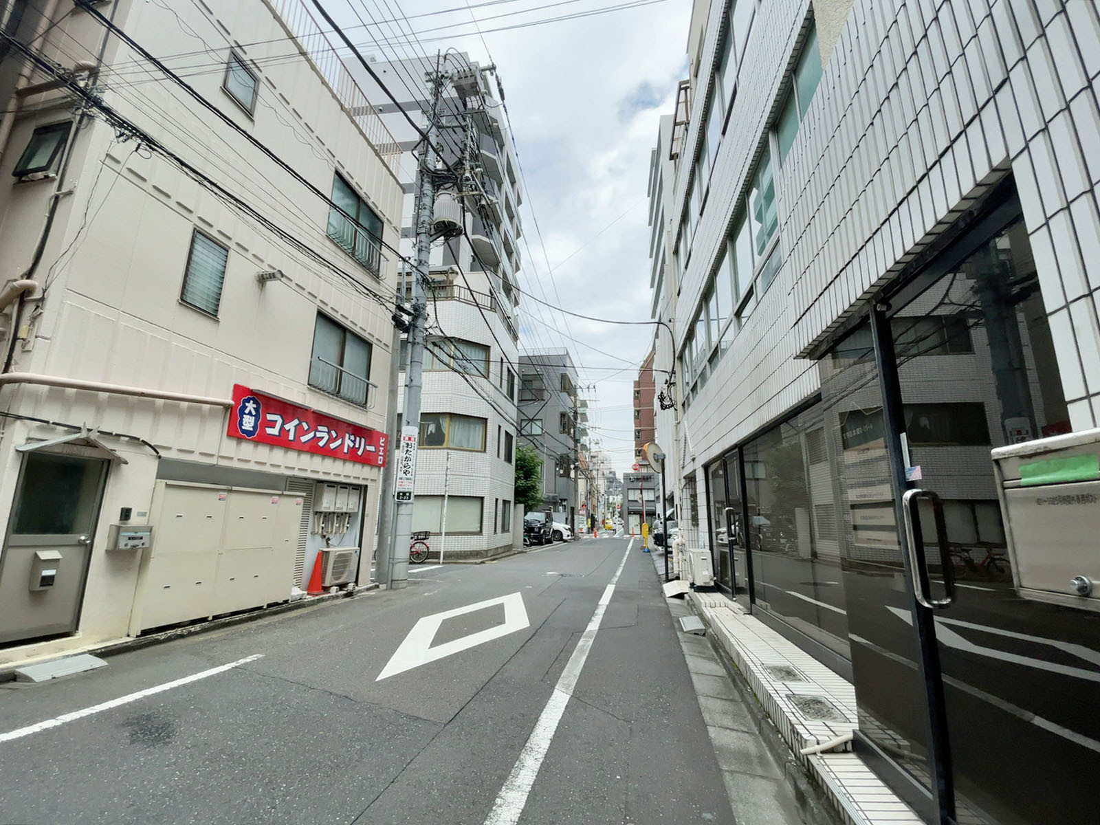 角地ビル前面の通り