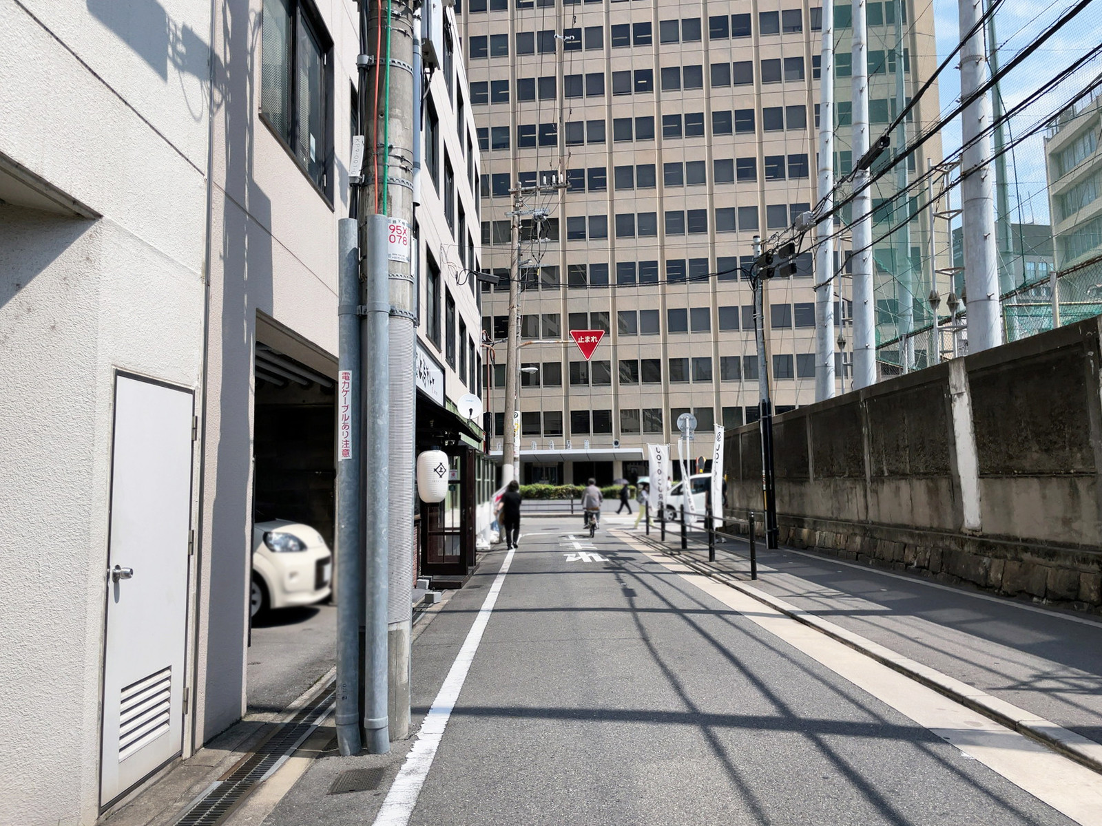 大手前愛晃ビル前面の通り