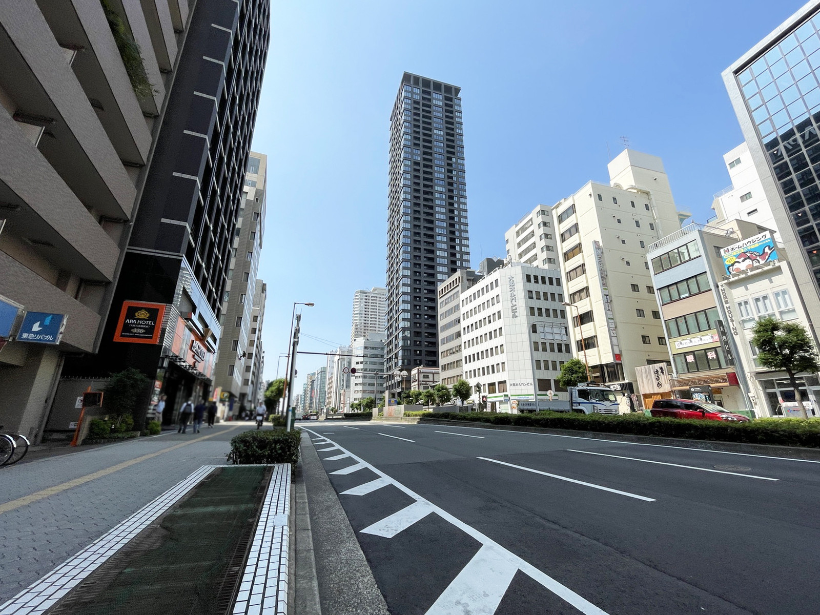 天満橋リーフビル前面の通り