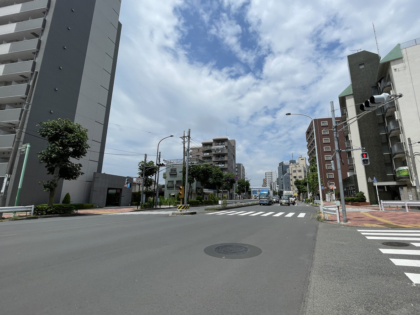 エスティ南蒲田ビル前面の環八通り