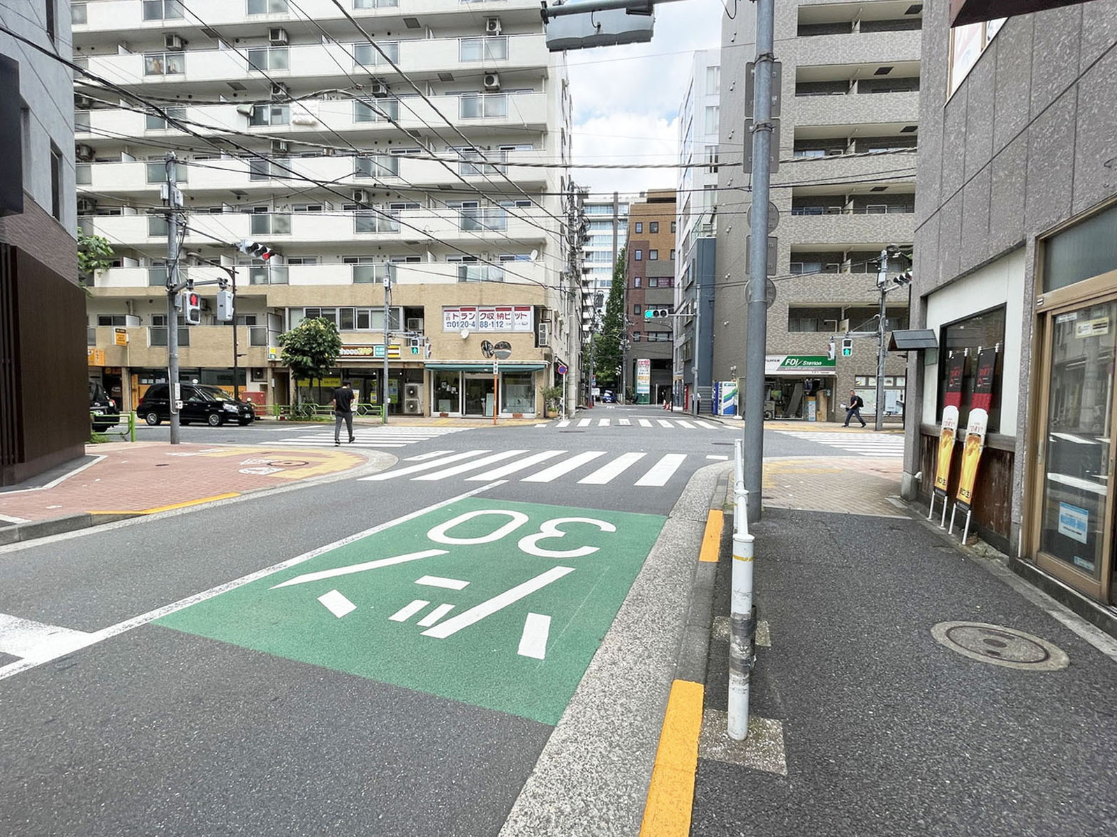 弘報ビル前面の通り