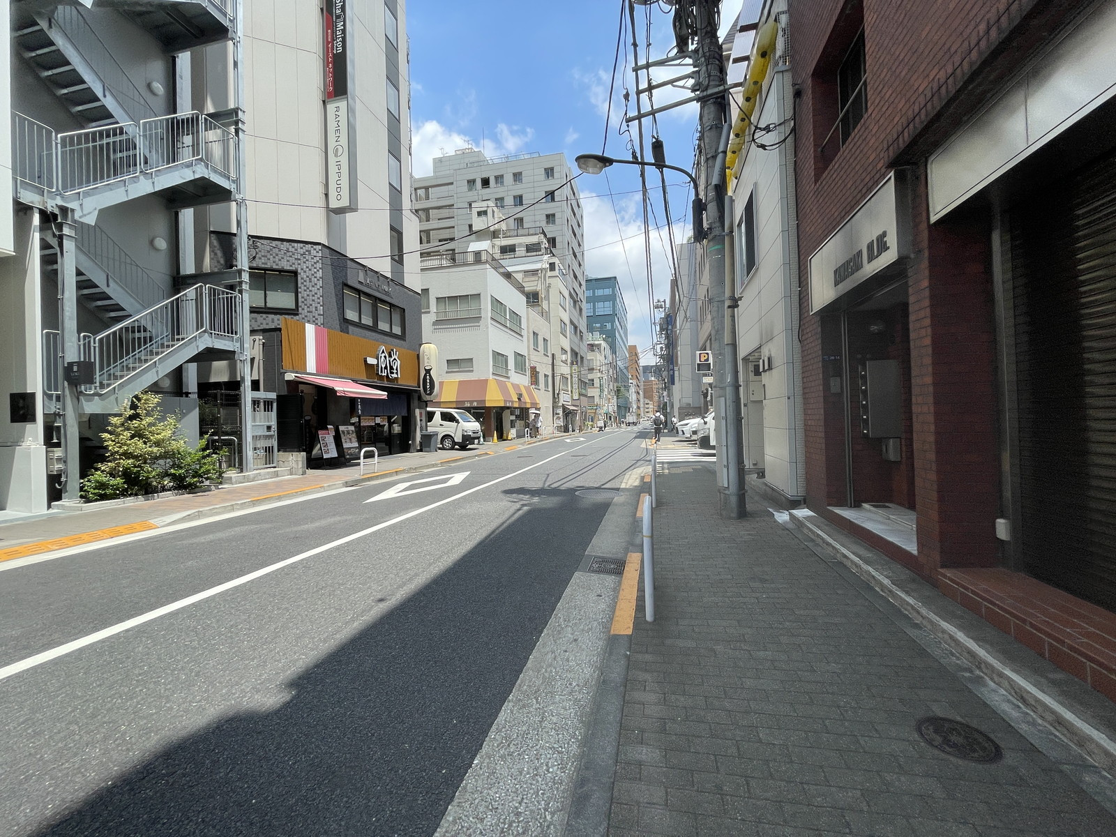 浜松町NHビル前面の通り