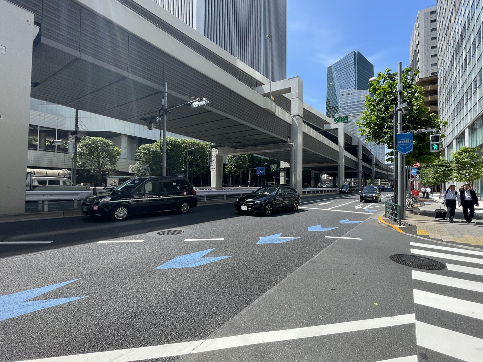 アークヒルズフロントタワー前面の六本木通り