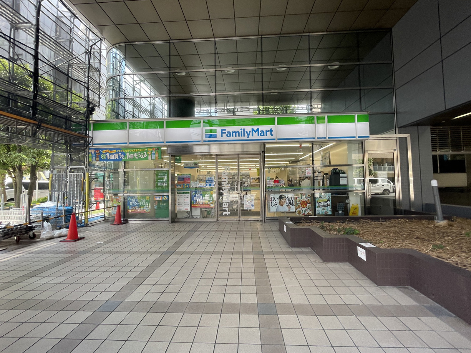 近くのファミリーマート芝2丁目店