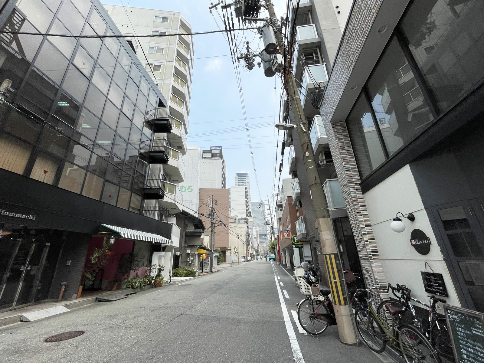 PAX本町ビル前面の通り