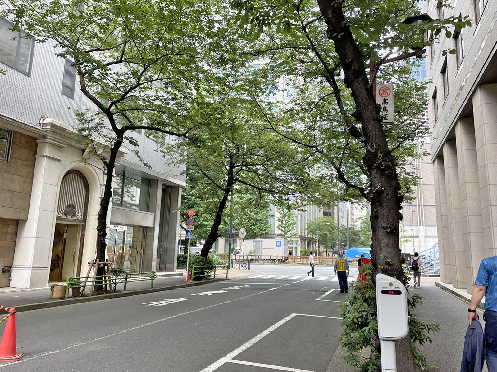 日本橋グレイスビル前面の通り
