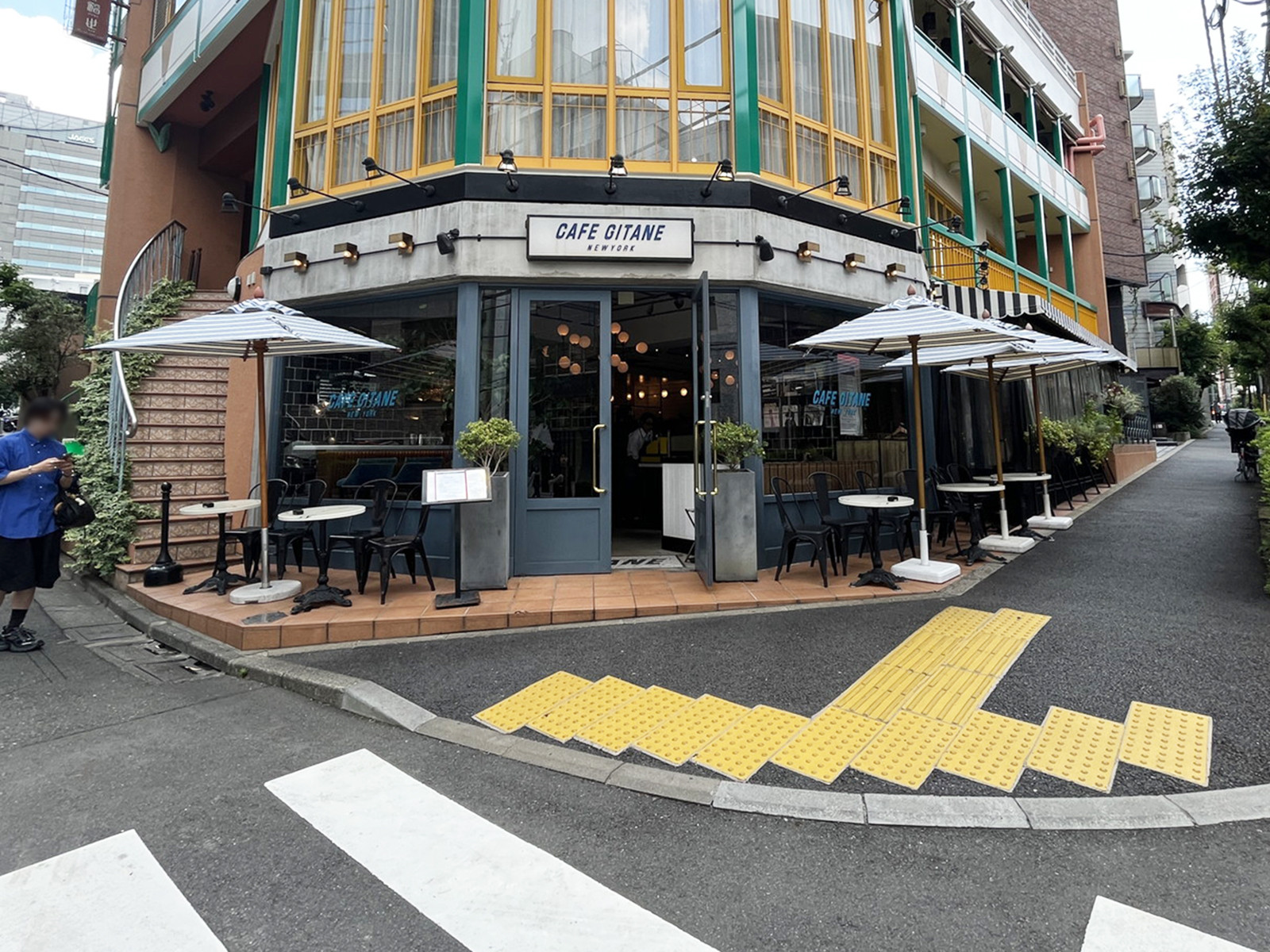 徒歩圏内には飲食店があり