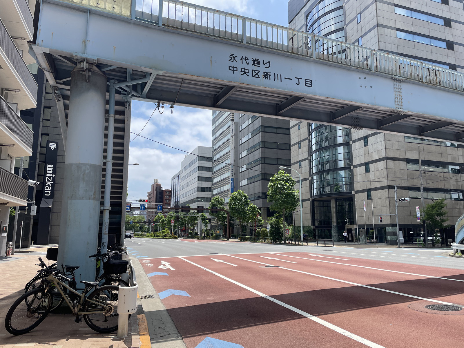 VORT茅場町イースト前面の永代通り