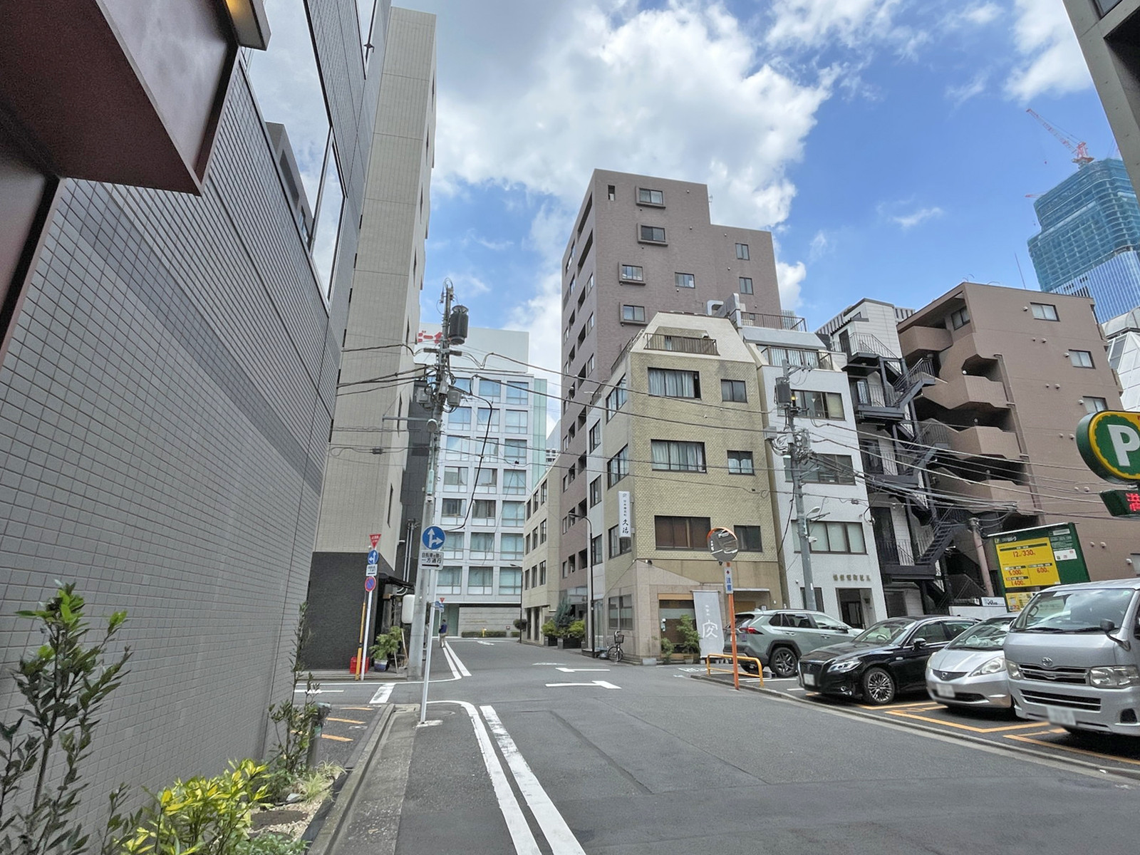 HF日本橋兜町ビルディング前面の通り
