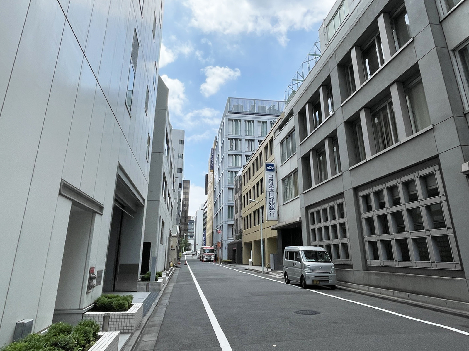 日本ビルディング本館前面の通り
