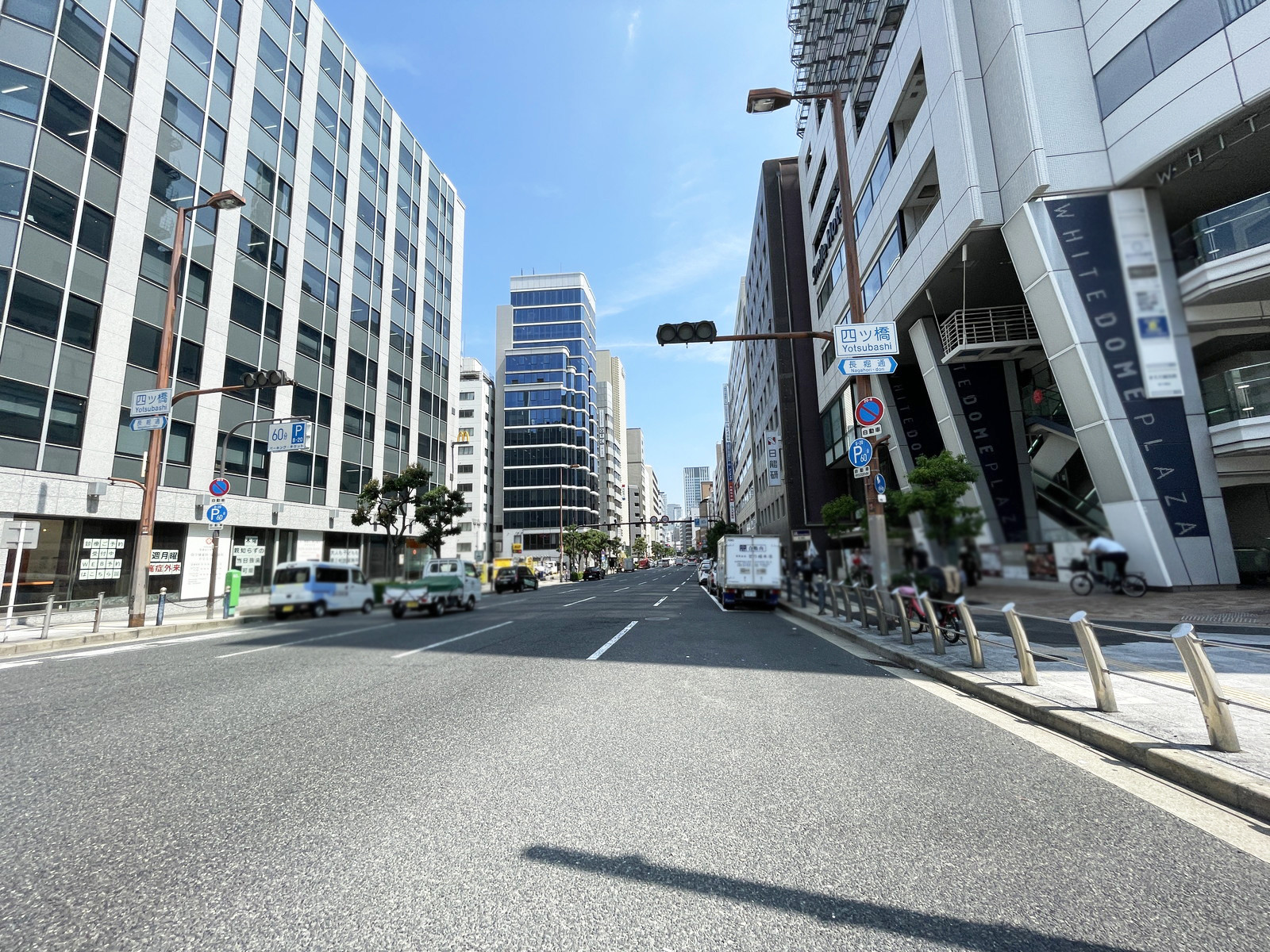 ホワイトドームプラザ前面の通り