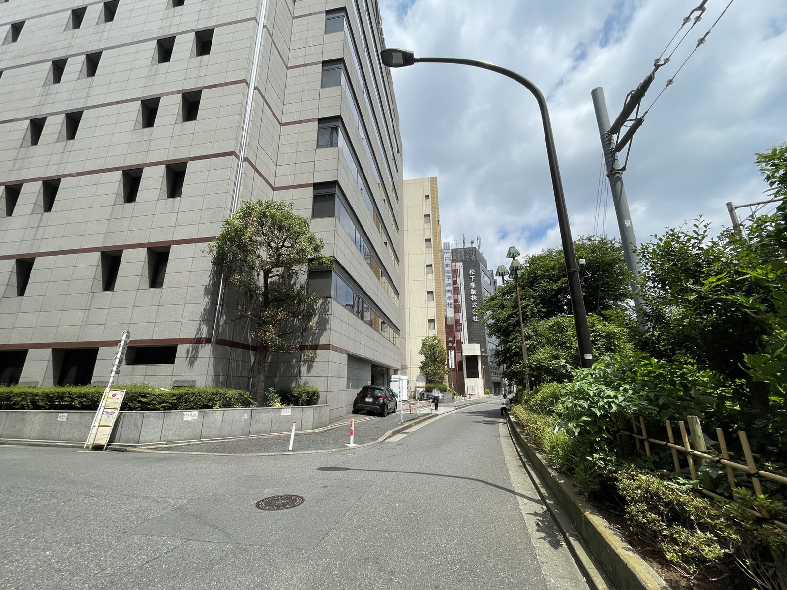 共栄ビル前面の通り
