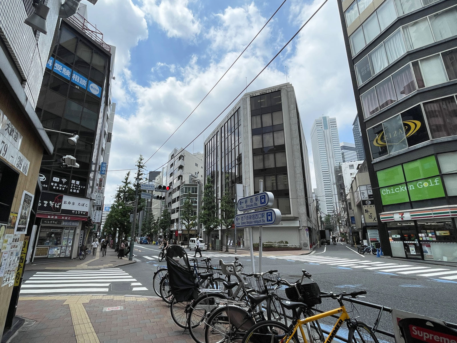 クリーン西新宿ビル前面の小滝橋通り