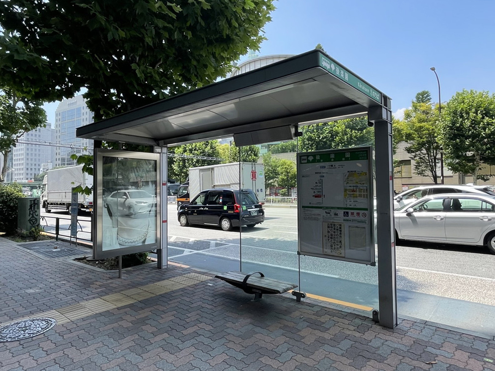 ビル前のバス停「後楽園」