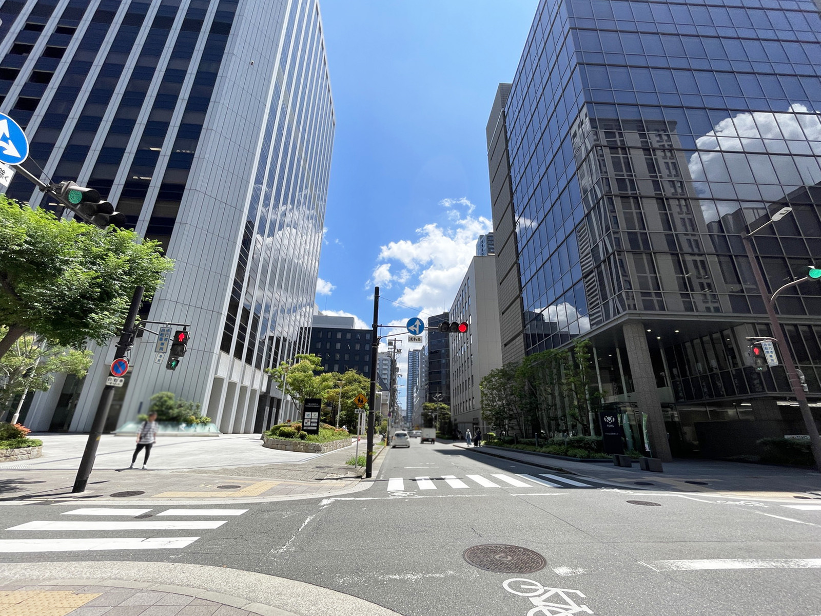 日本生命今橋ビル前面の通り