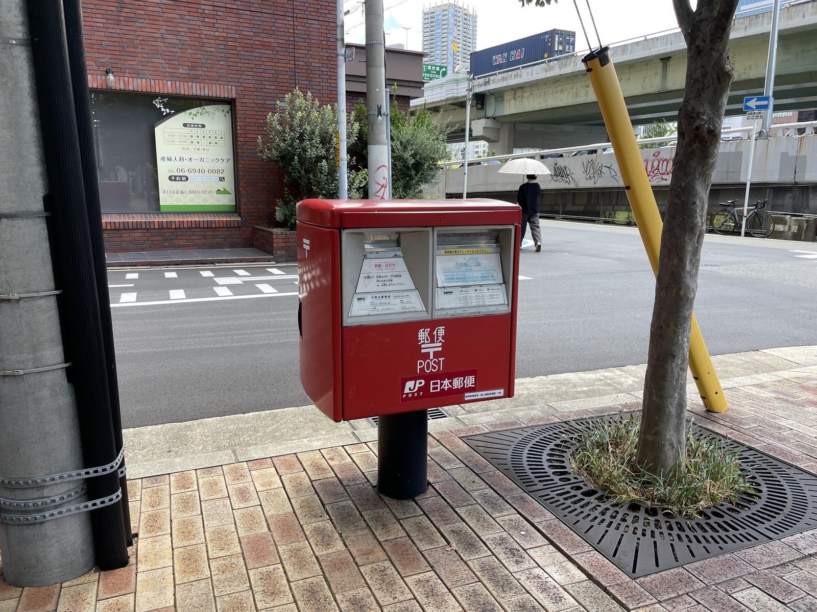 隣にあるポスト