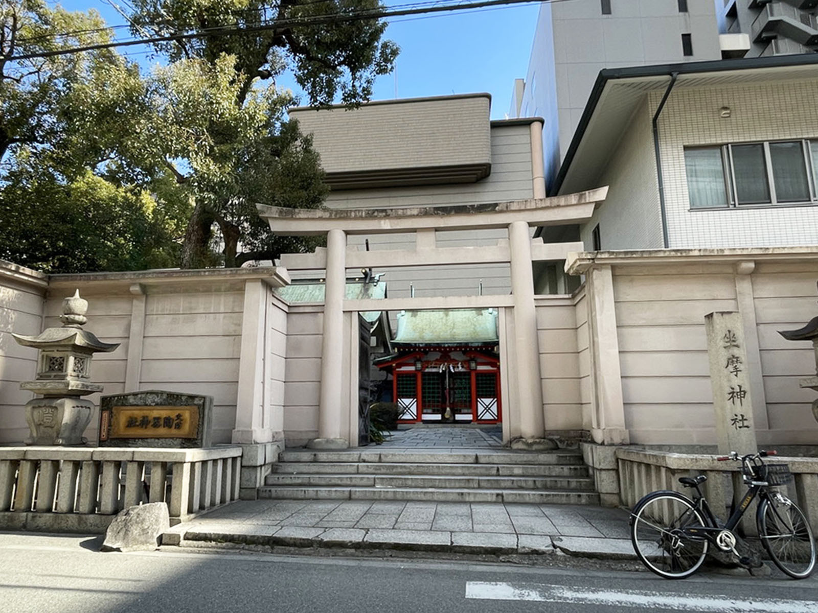 徒歩3分の坐摩神社
