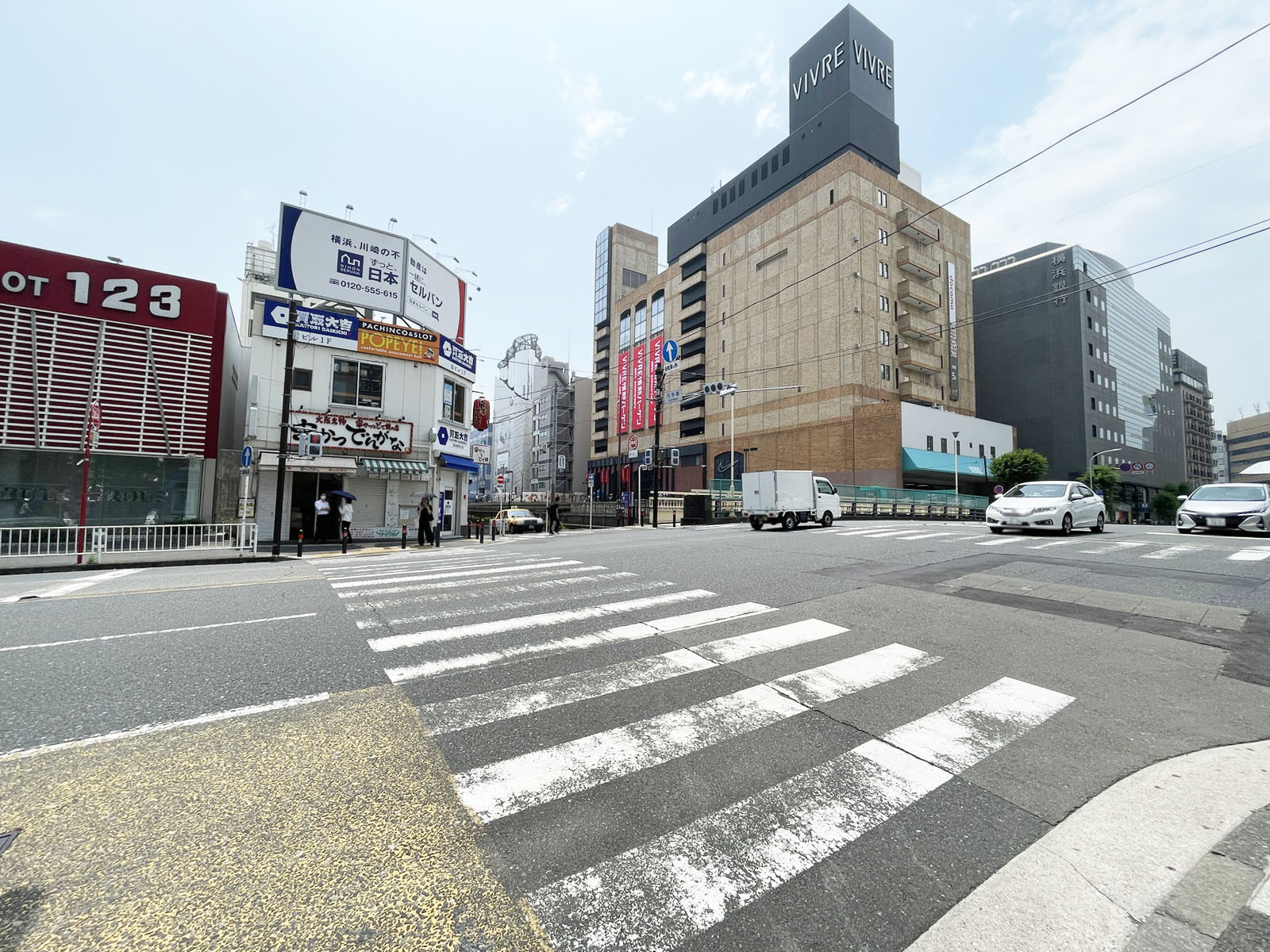 日土地横浜西口第二ビル前面の通り