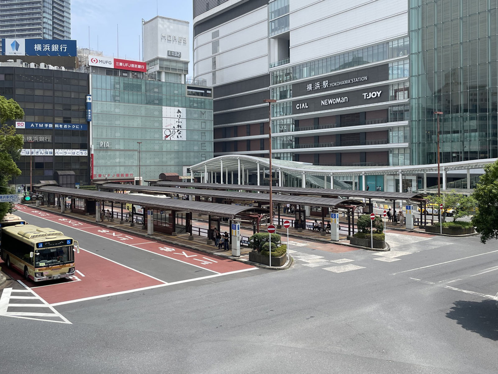 ビル前のバス乗り場「横浜駅西口」