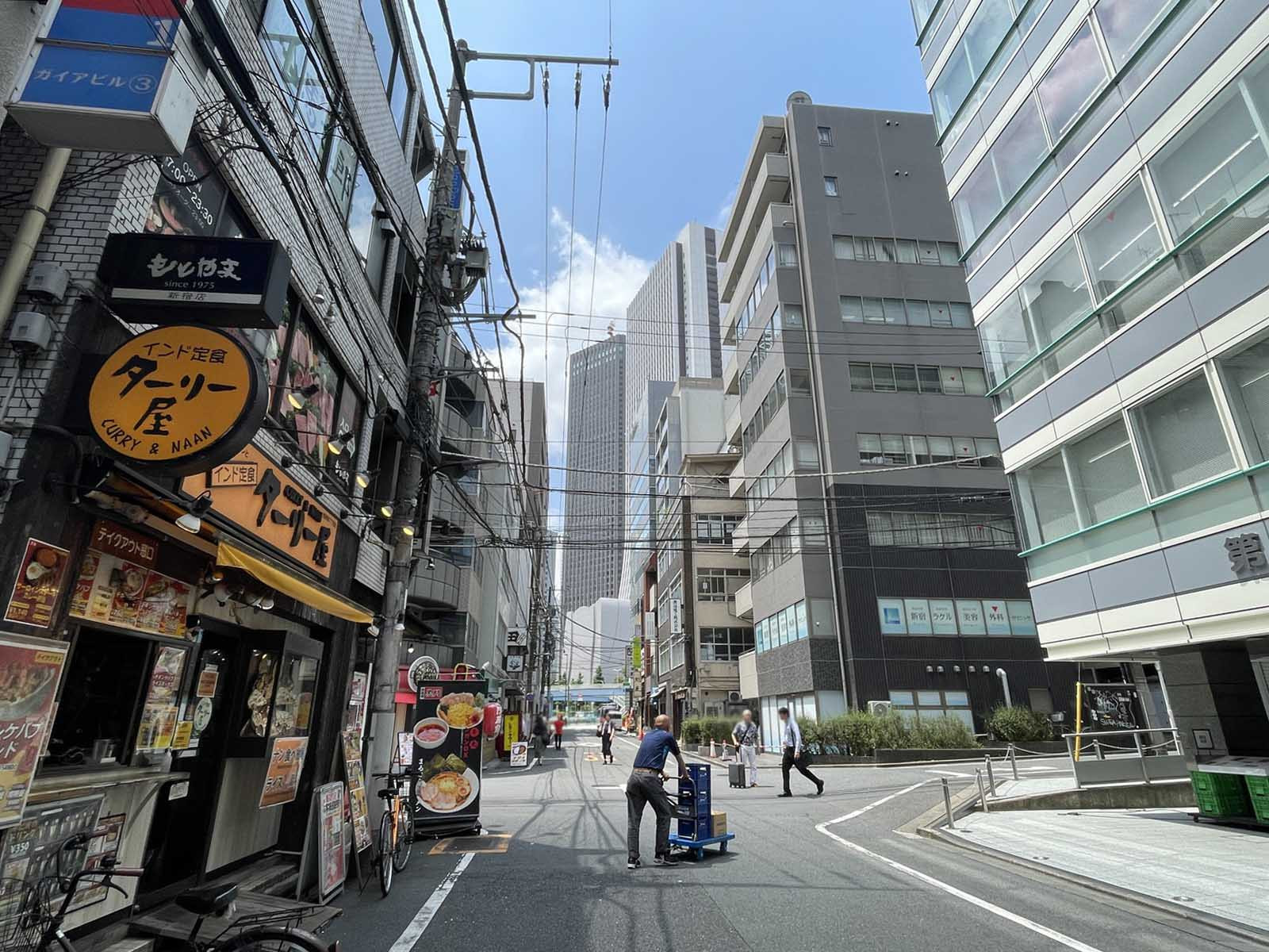 第三雨宮ビル前面の通り