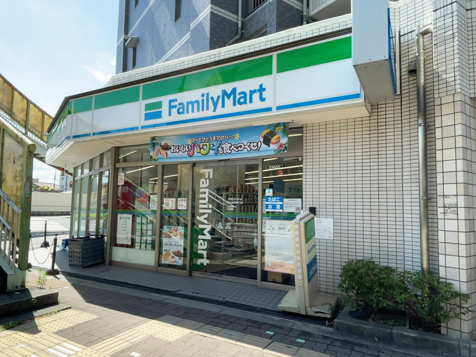 同じ通りにあるファミリーマート 新大阪駅東口店