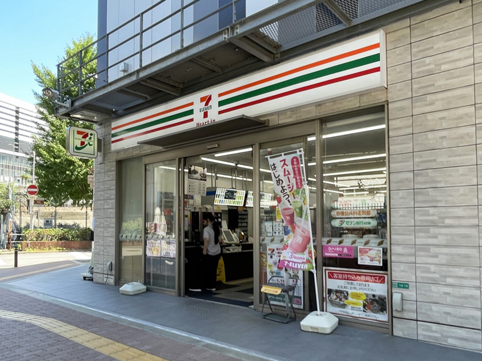並びにあるセブン-イレブン ハートイン ヴィアイン新大阪正面店